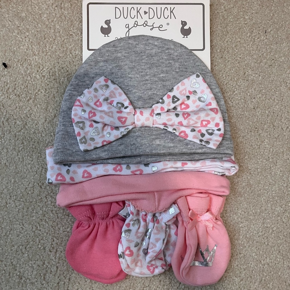 Pack of baby hats and mittens